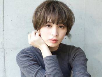 瞳を魅力的に引き立てる目元ぎりぎりバング。サイドへつながるようカットし、顔まわりにニュアンシーな毛流れをメイク。