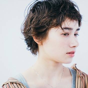 短めの前髪と動きのあるパーマでアクティブに。整え過ぎないほうがシルエットが躍動的になって◎。