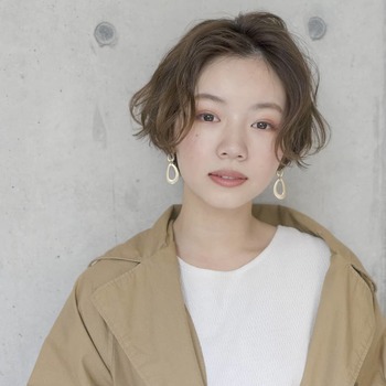 フェイスラインを囲むエレガントなS字ウェーブ。絶妙な透け感が柔らかいイメージを与えます。