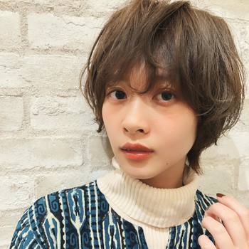 裾に長さを残したカジュアルショート。ソフトなシルエットと軽やかな毛先がほどよくガーリー。