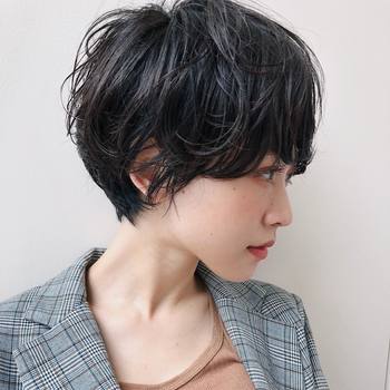 長さを残したサイドラインと丸いフォルムがフェミニン。ワックスでツヤ感を出してさらに女性らしく。