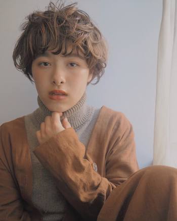 クルクルのカーリーヘアで個性的に。英国の少年みたいなラウンド型バングも旬。