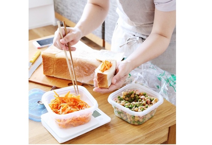 浅草の老舗「ペリカン」の食パンでサンドイッチを作成中。サンドイッチ、具材ともに素材にもこだわってよりおいしく*