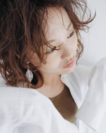 老見えの原因にもなり得る肌ぐすみ。改善するためには、コスメを吟味することと、日々のお手入れに気を遣うこと、この両方からのアプローチが大切です。
ぜひ参考にして、冬も曇り知らずの“晴れ肌”を目指しましょう!