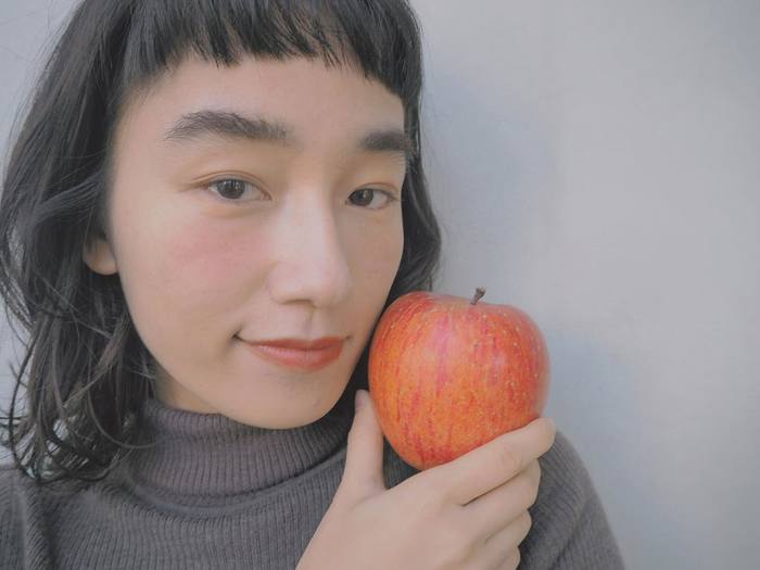 頬と唇にきちんと血色を添えれば、肌のくすみ感はぐんと軽減。より健康的に、よりフレッシュに見えるよう、色はピンク系かレッド系を選びましょう。