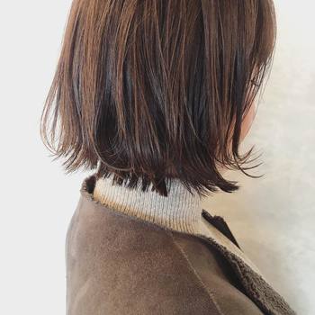 ツヤ感が美しいストレートボブも色々なファッションスタイルに合わせやすいですね。タートルとかぶらない外ハネスタイルも◎