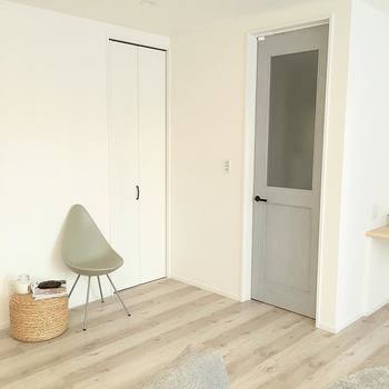 白っぽい木のフローリングもおしゃれで素敵です。床面が白い方が、部屋が広く感じることができます。