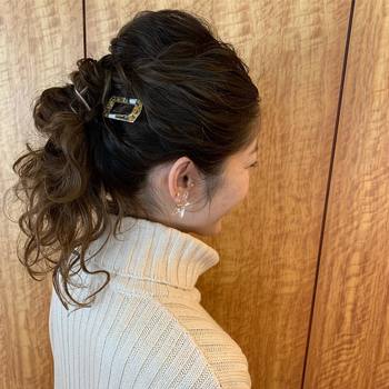 ヘアアクセサリーで華を添えるのも◎。透明感のあるアイテムは白ニットとイメージぴったり♪