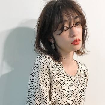 シースルーの前髪を緩めにワンカールした、アンニュイな空気感漂うヘアは、大人の色気を引き出すスタイル。ドット柄のトレンド感に、さらにおしゃれなエッセンスが加わります。