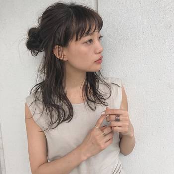 すっきりとしたハイウエストドレスには、女性らしさを高めてくれる、柔らかハーフアップがお似合い。毛先はきっちりと巻くのではなく、緩くくしゃっとさせてあげることで、ナチュラルなニュアンスが。