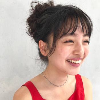 きりりと辛口の印象を持つレッドには、サイドにおくれ毛を残したアップヘアで、あどけなさをプラス。首元のアクセサリーもしっかりと引き立て、パーティーを華やかに彩ります。