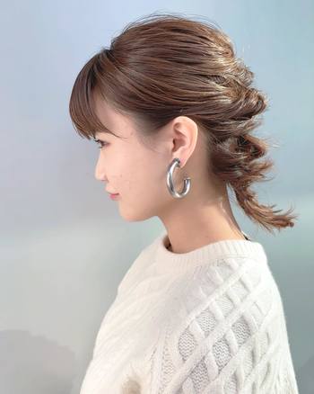 マキシ丈のドレスに奥行きをプラスするのが、ほぐし編み込みヘア。バッグの編み込みをざっくりとほぐしてあげれば、着こなしに立体感が生まれます。