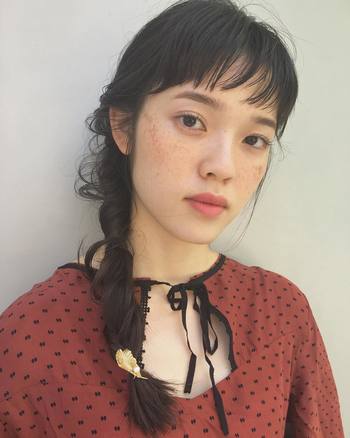 ニュアンスのある柔らかな編み込みヘアは、優しさのあるミルキーなオレンジとの相性が抜群。サイドに編み込みを流してあげることで、シンプルな首元をナチュラルに飾ってくれます。
