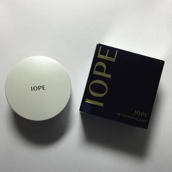 「IOPE(アイオペ)」のエアクッションブラッシャーは、明るく華やかなツヤ感が。リキッド系のファンデーションと使うことでさらに美しくなるんです♪クッションファンデを開発したブランドだからこその使い勝手の良さ。