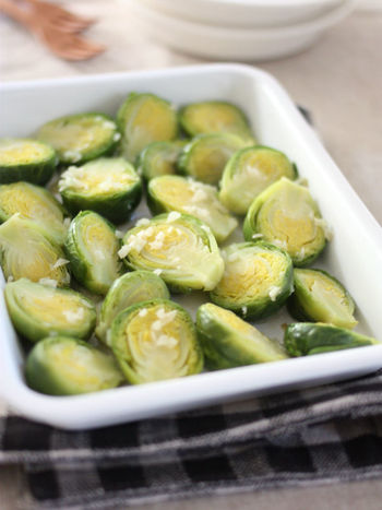 琺瑯バットに入れて蒸した芽キャベツ。琺瑯バットなら、そのまま食卓に出すことができるので、手間いらず！
旬の味わいを楽しめるシンプルレシピです。