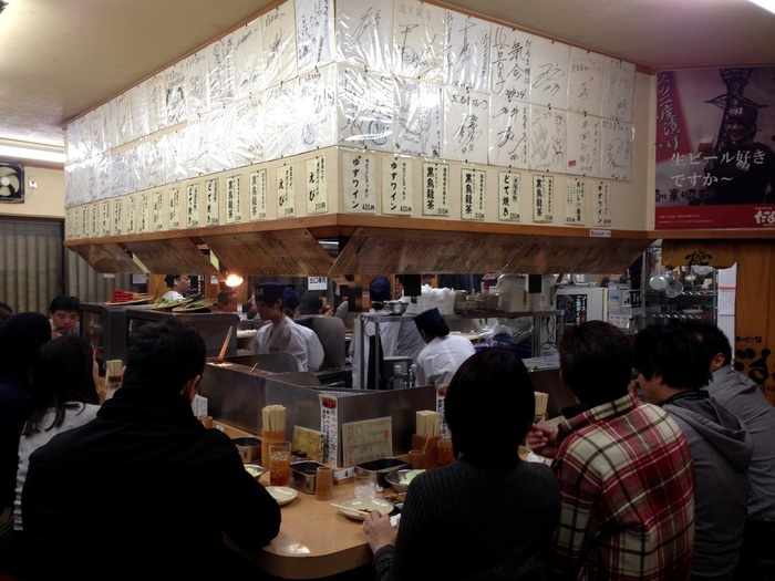 アットホームな店内。やはり串カツはカウンターに座って揚げたてをいただくのが一番♪