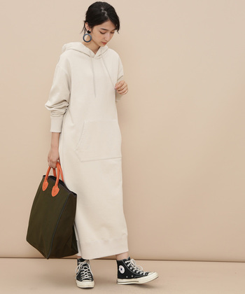 使いやすいのはやっぱり シンプル 冬から春へ 無地ワンピース のスイッチコーデ キナリノ