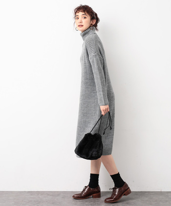 使いやすいのはやっぱり シンプル 冬から春へ 無地ワンピース のスイッチコーデ キナリノ