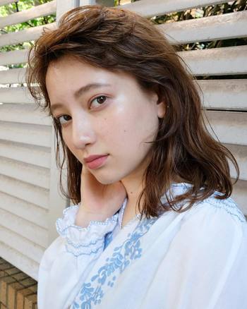 ちょっとした上級テクニックですが、ハイライトを目頭から目の下を通って、こめかみに向かって塗ってあげると、目尻がきゅっと上がって、疲れ顔を軽減させてくれるそう!横顔も綺麗が続きます。