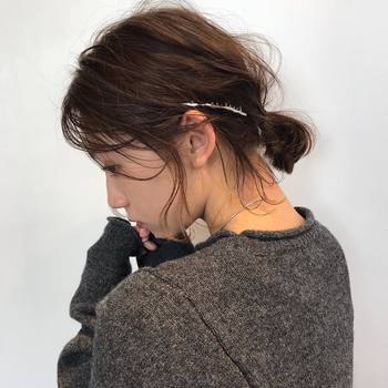 ローポニーを作ったら、毛先をくるっと内側に丸めてシニヨン風に。
襟足の髪が飛び出てきてしまう方は、お気に入りのヘアコームを差し込んで、おしゃれも同時に楽しんでみましょう。