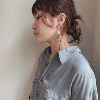 後ろの髪を三つ編みにしてからお団子ヘアに。
お団子の丸みとショートバングのキュートさがマッチしたアップスタイルです。
