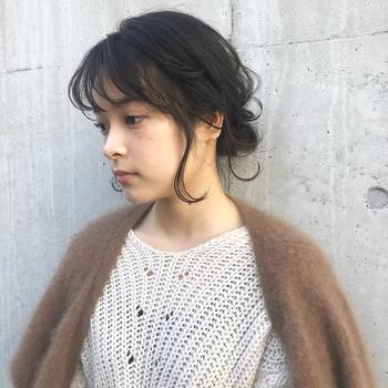 顔周りの髪を少し残して、低めの位置でお団子に。
トップの髪を引き出し、後れ毛をワンカールするだけで、お出かけもリラックスも両方叶う抜け感のアップスタイルの完成です。