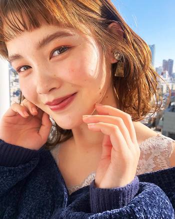 ブラウン系のアイシャドウを使いたいなら、できるだけ黄味が強い色を選択。広範囲に広げても沈んで見えず、明るいトーンをキープできます。