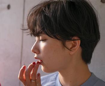 リップは端から端まできちっと塗らず、わざと色ムラをつくります。指の腹を使うと誰でも即今どきなラフリップに。