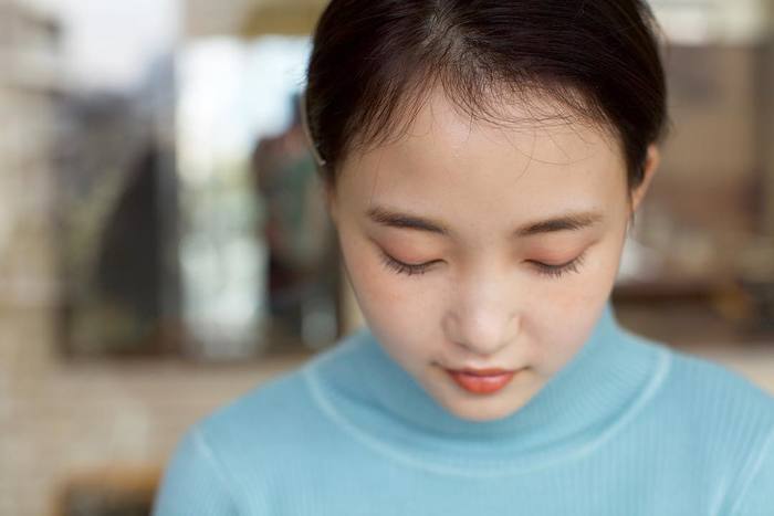 目元もベースと同じように、陰影感より明るさを優先。淡いベージュにイエローなど、まぶたのくすみが晴れるようなアイシャドウを選びましょう。