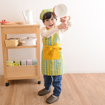 小さなお子さんがいる家庭なら、子供用のエプロンも素敵なものを選んであげたいですね。子供たちも、きっと楽しんでお手伝いをしてくれるはず。
