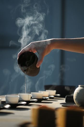 ほうじ茶は、出来上がった煎茶をきつね色になるまで焙(ほう)じることから、“ほうじ茶”とよばれます。煎茶を焙じることによって苦味成分が飛んで味が丸くなり、より甘みが出るという味の特徴があります。香りは、焙じられたことでどこか懐かしさを感じる香ばしさがあるのが特徴です。