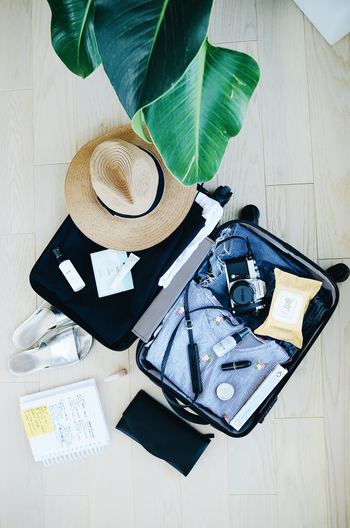 パッキングする荷物の中でも大きな割合を占めるのが、「服」ではないでしょうか。旅の最中に洗濯ができないこともあるので、数日分をコーディネートして持っていく必要がありますよね。そんな服たちを可愛く、コンパクトにまとめてくれるグッズをご紹介します。