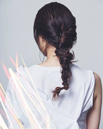 ロングヘアアレンジの永遠の悩み、髪が多くてピンが止まらない、止まったと思ったらいつの間にか崩れて出てきてる。それも、あえてピンを見せるとメッシュと相まってクールに。モードな雰囲気のアレンジの中でも挑戦しやすいです。