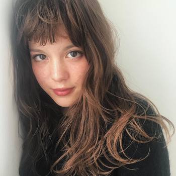面長さんは「横に広く」を意識してハイライトを使っていきましょう。ハイライトを入れる場所は、「Tゾーン」と「頬骨の高い部分」。頬骨の高い位置から外側に広げるようにハイライトを入れてあげると良いでしょう。