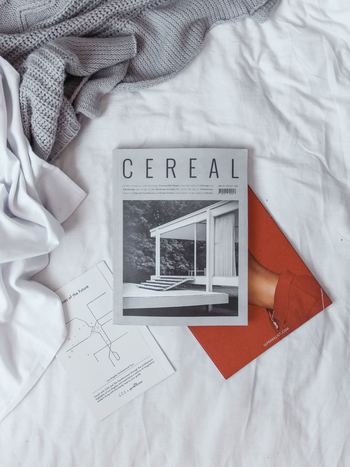 2012年にイギリスで創刊された「CEREAL(シリアル)」は、白を基調としたミニマルで美しいデザインが特徴です。同時期に創刊された「KINFOLK(キンフォーク)」よりも、もう少し都会的なイメージ。