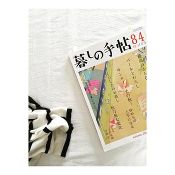 朝の連続ドラマ『とと姉ちゃん』でも取り上げられ、改めて注目された1946年創刊の「暮らしの手帖」。ナチュラルな雑誌のイメージがありますが、モノが増え始めた戦後の時代に消費者にとって本当に良い商品はどれかテストする企画「商品テスト」を行うなど、革新的な雑誌でした。広告を載せず、読者へ伝えたいことを届けるスタイルは今も変わりません。