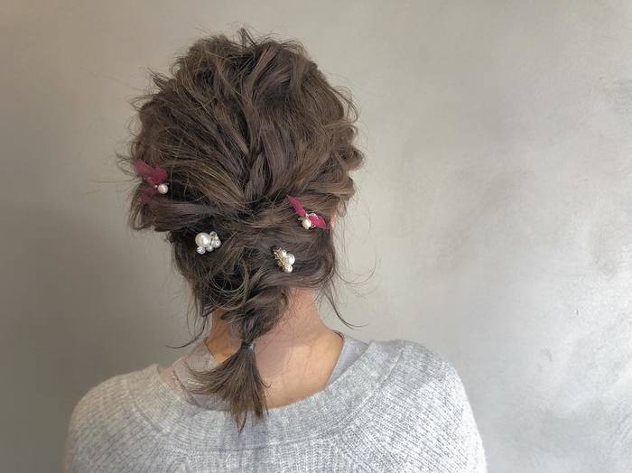 ヘアアレンジをさらに華やかに見せたい日は、お気に入りのヘアアクセサリーをON。小さめのものをいくつか配置すると、可憐でフェミニンな空気が漂います。