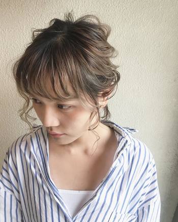 印象を左右する前髪やサイドの髪は、どの部分をどう残すか、先にあしらい方を決めておきます。終盤でこれをやるとセットが乱れてしまうので、最初のうちに済ませておくのが◎。