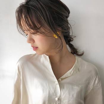 ヘアアレンジをおしゃれに仕上げるには、いくつかのコツがあります。まとめすいよう土台をしっかりつくっておいたり、セットした後に大胆な“崩し”を加えたり…。何気ないひとつ結びやお団子も、そんなテクニックを駆使することで今っぽくこなれた雰囲気に!
今回は、毎日のヘアアレンジに使える、簡単な13のテクニックをご紹介します。