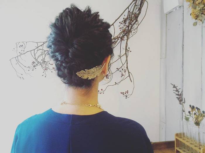 存在感のある大振りのヘアアクセサリーなら単品づかいが基本。合わせ鏡でチェックしながら、いちばんしっくりくるベストな位置を決めましょう。