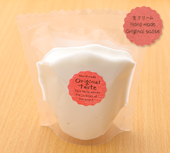 別売りの生クリームを添えると、すこしリッチに変身!
こちらもマイルドな味わいで、いくらトッピングしてもシフォンケーキの個性を引き立ててくれる名脇役。