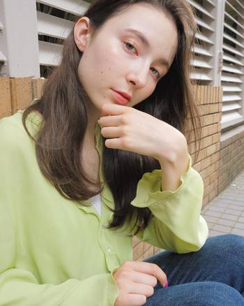 透明感のあるアッシュカラーは今年の春も安定の人気カラーです。色落ち過程も楽しめるアッシュカラーは長く色味を楽しめるメリットも。
