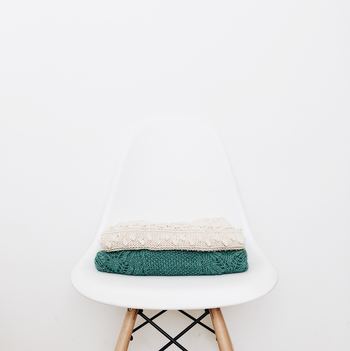 「しまい洗い」とは、服をしまう前に洗うこと、つまり衣替えの前に衣服の汚れをきちんと落としておくことです。基本中の基本ですが、汚れを落としてから保管しないと、黄ばみなどの原因になることも。いつもより丁寧に汚れをチェックしましょう。特に秋の衣替えでは、夏服の汗染みをしっかり落とすことが大切です。
また、衣類によっておうちで洗えるものと洗えないものがありますので、まずは洗濯表示を確認してクリーニングに出すものはまとめておくと便利。