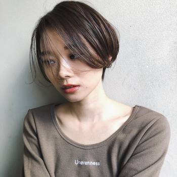 前髪も伸ばして流すことで、大人の女性らしい色気を演出することもできます。