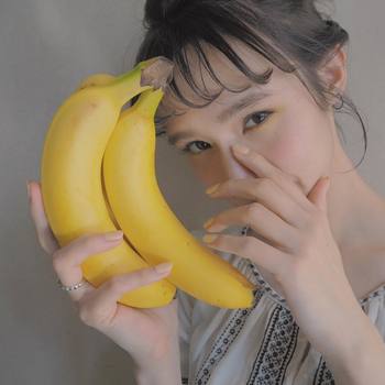 目じりプラスまぶたの下側に縁取りをするように入れると、涙袋がぷっくりと見えるので、キュートで印象的な目元が作れます。