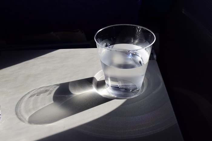 鼻うがいの方法はいくつかありますが、初心者さんでも試しやすいのが、ノズルのついたプラスチックボトルを使って、鼻に食塩水を流し込む方法。濡れてしまうこともあるので、洗面所やお風呂で行うのがおすすめです。