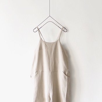 着心地もよくて楽ちんなんだけど、なんとなくメンズライクな着こなしになってしまったり、ちょっと子供っぽくなっちゃうかな?と躊躇しがちな「サロペット」や「オールインワン」。