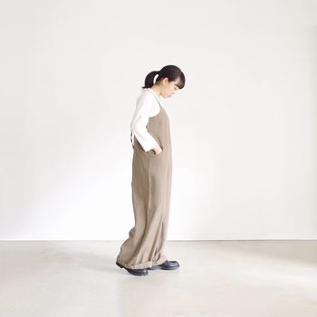 細い肩紐にストンとしたシルエットのコットンリネンのサロペット。薄手のホワイトのインナーを合わせることで優しい印象になります。
