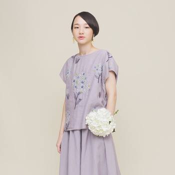 スモーキーな色合いで女性らしい雰囲気の優しいアジサイ柄のブラウス。梅雨のジメジメした時期でも心を和ませてくれそうです。ジャケットのインナーに着てもおしゃれです。