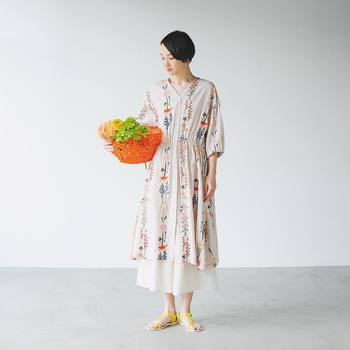 花柄ワンピースの下に無地のスカートはいたアレンジでおしゃれ度が一気にアップ!
白地でも重ね着すると透け感も気にならず、こなれ感も演出できますね。